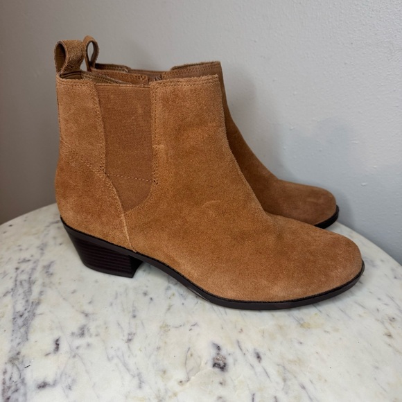 Vionic Roseland Booties Size 8.5 Wide
Suede Side Zip tan brown heels - Picture 2 of 7